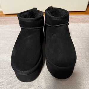 CUSHIONAIRE platform black suede boots